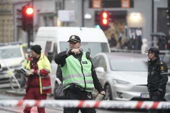 Aggredisce passanti con coltello Oslo ucciso da polizia