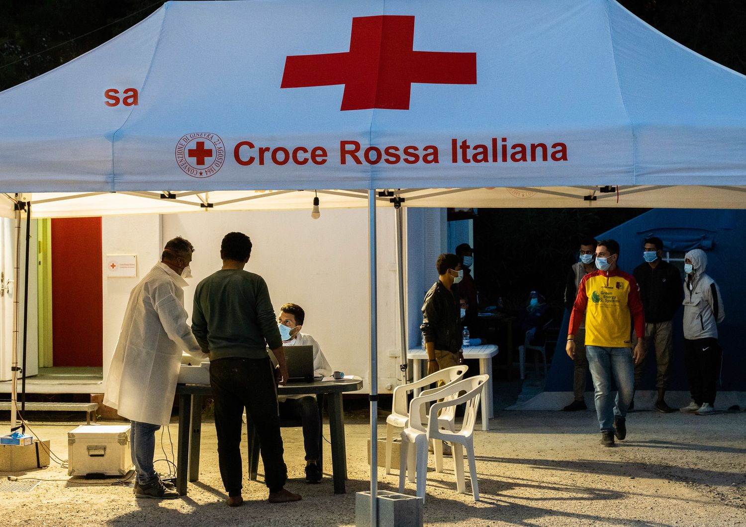 Tamponi Covid in un centro allestito dalla Croce Rossa&nbsp;
