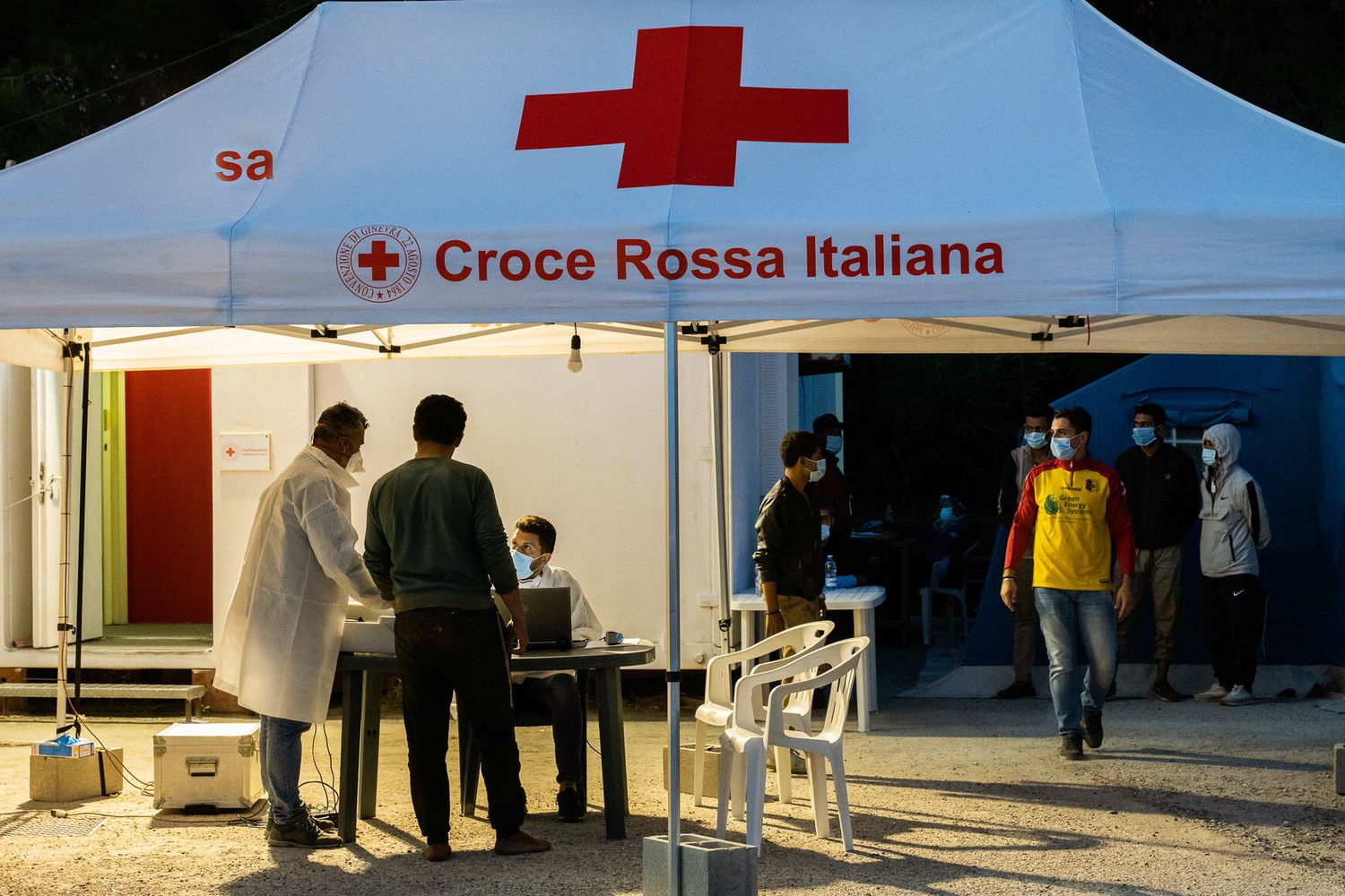 Tamponi Covid in un centro allestito dalla Croce Rossa&nbsp;