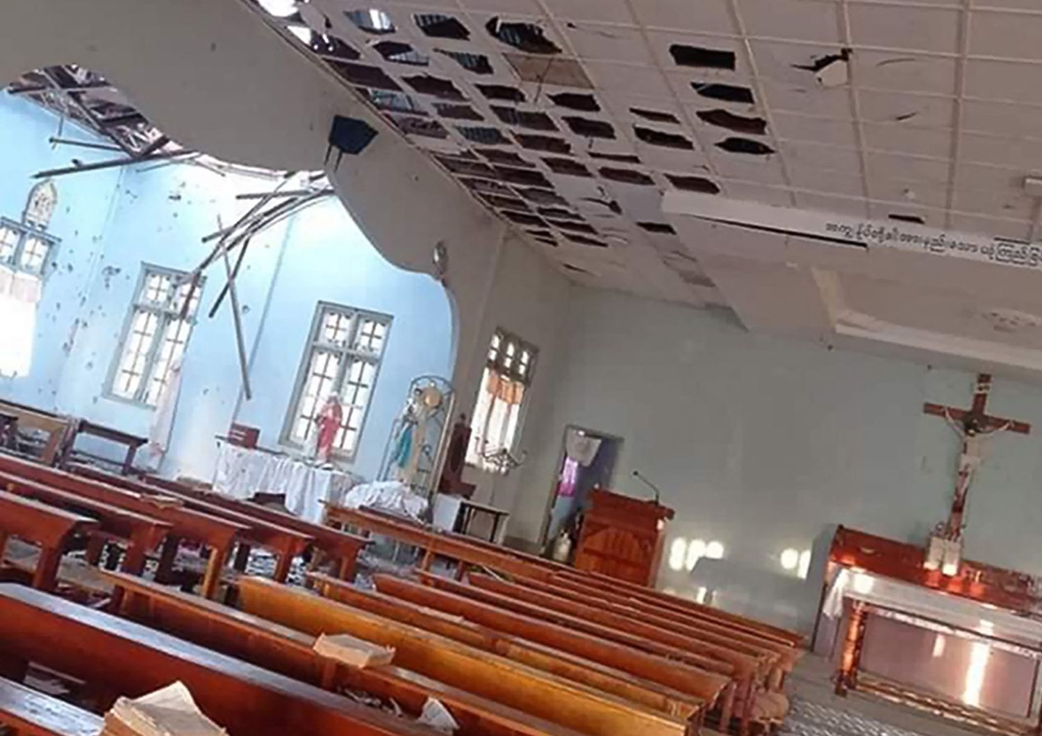 Myanmar, chiesa colpita da un razzo