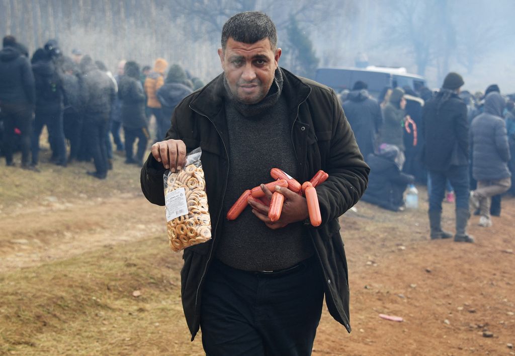 Un migrante in un accampamento al confine tra Bielorussia e Polonia