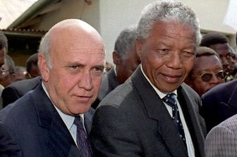 L'ex presidente sudafricano Frederick de Klerk e Nelson Mandela