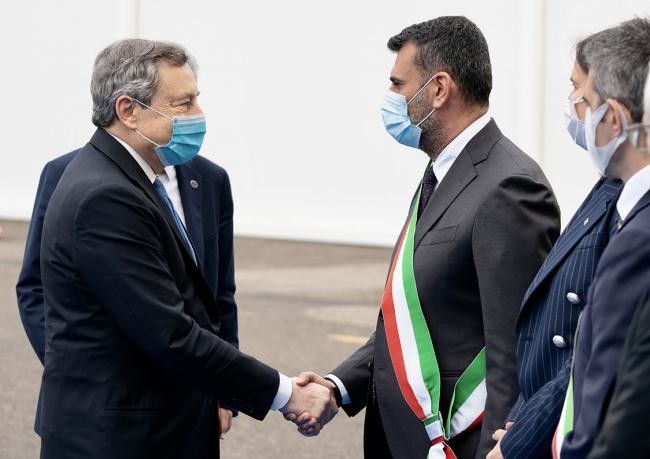 Il premier Mario Draghi e il  presidente dell&rsquo;Anci, Antonio Decaro&nbsp;