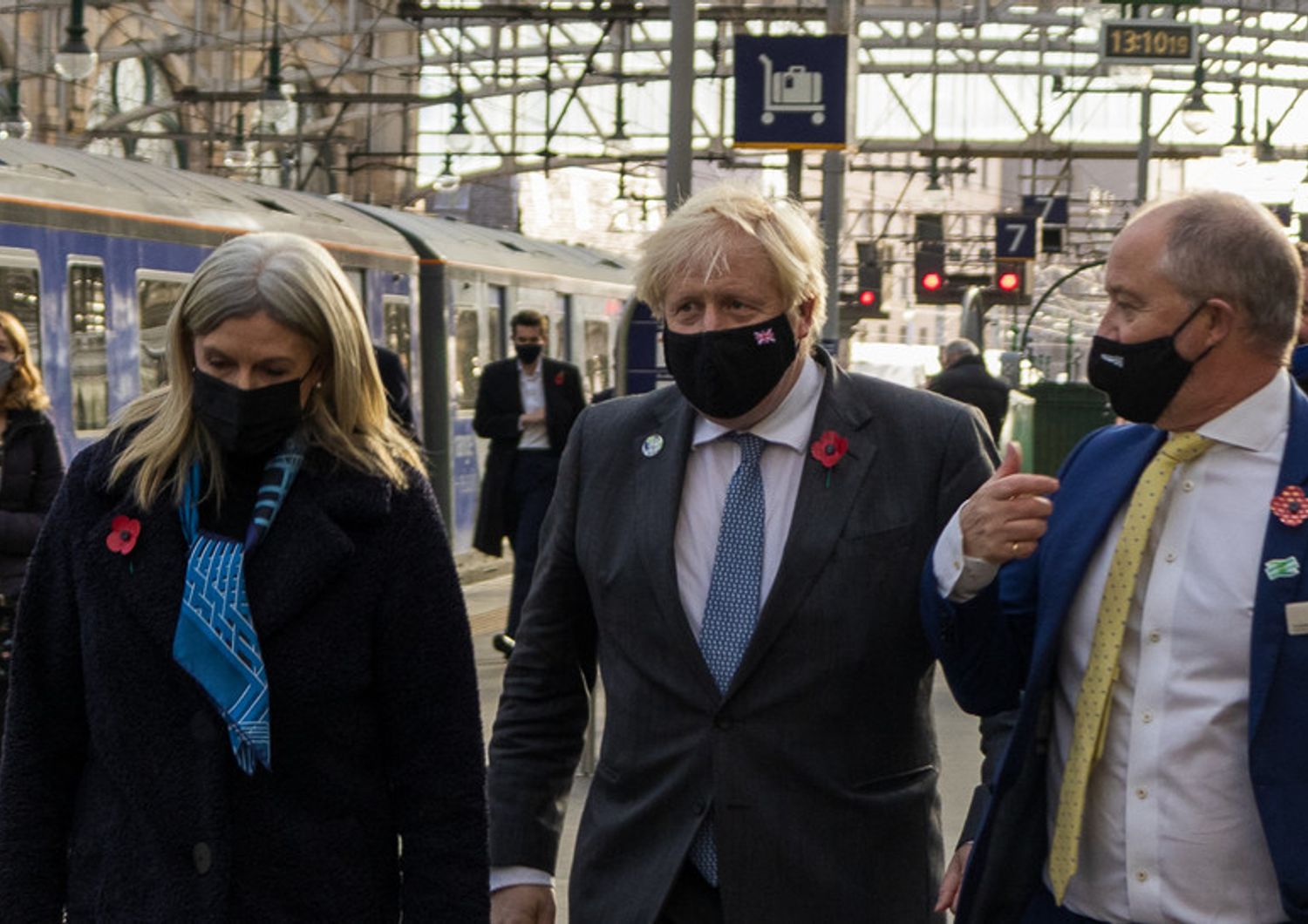 Il premier britannico Boris Johnson alla stazione di Glasgow