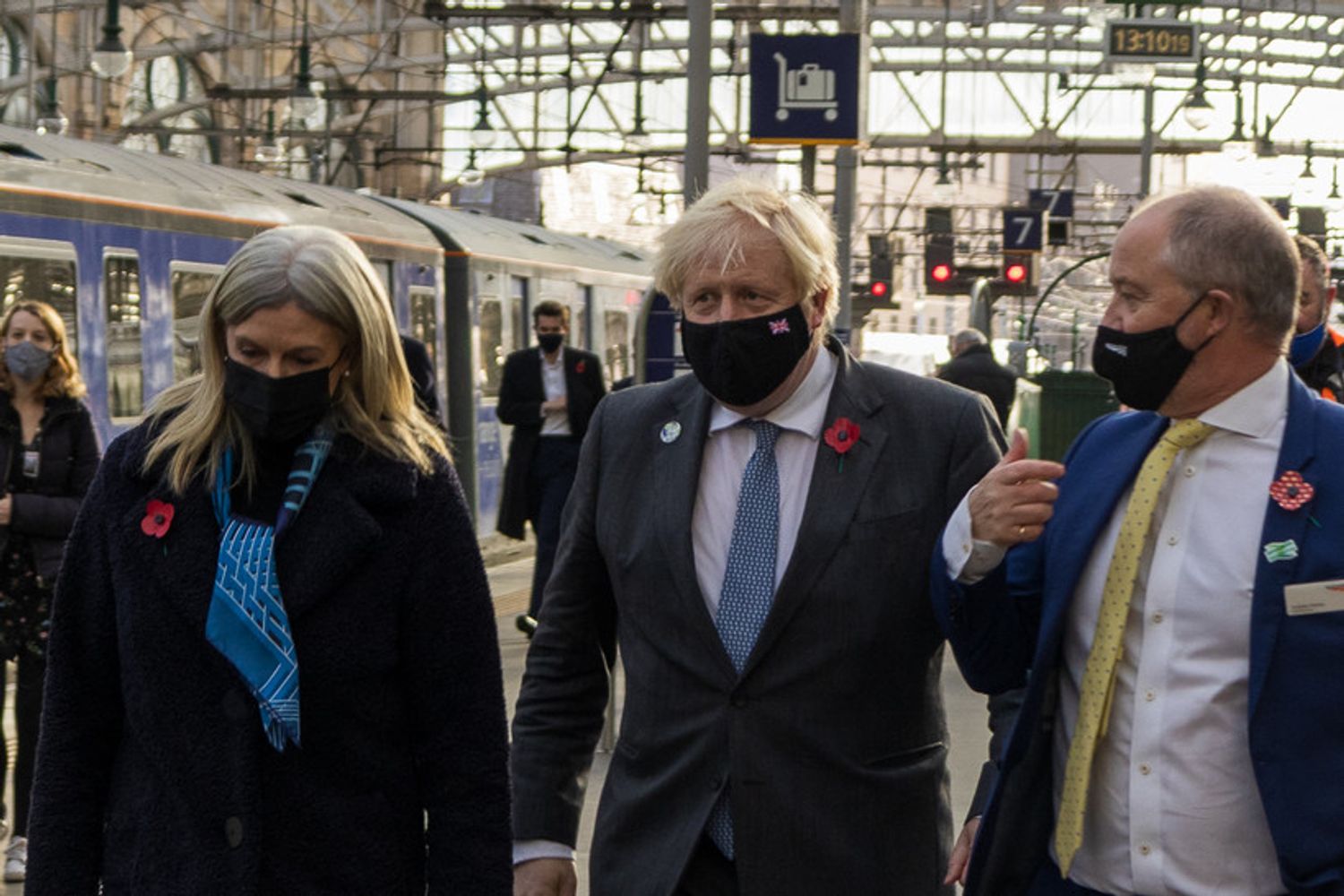 Il premier britannico Boris Johnson alla stazione di Glasgow