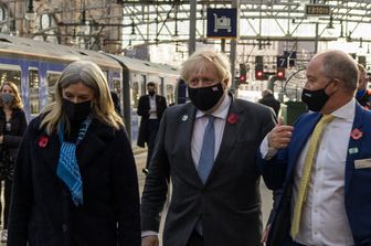 Il premier britannico Boris Johnson alla stazione di Glasgow