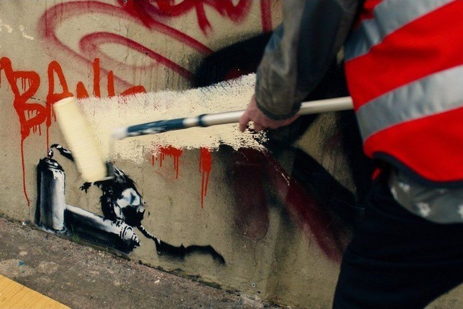 Il graffito di Banksy cancellato nella serie tv della Bbc