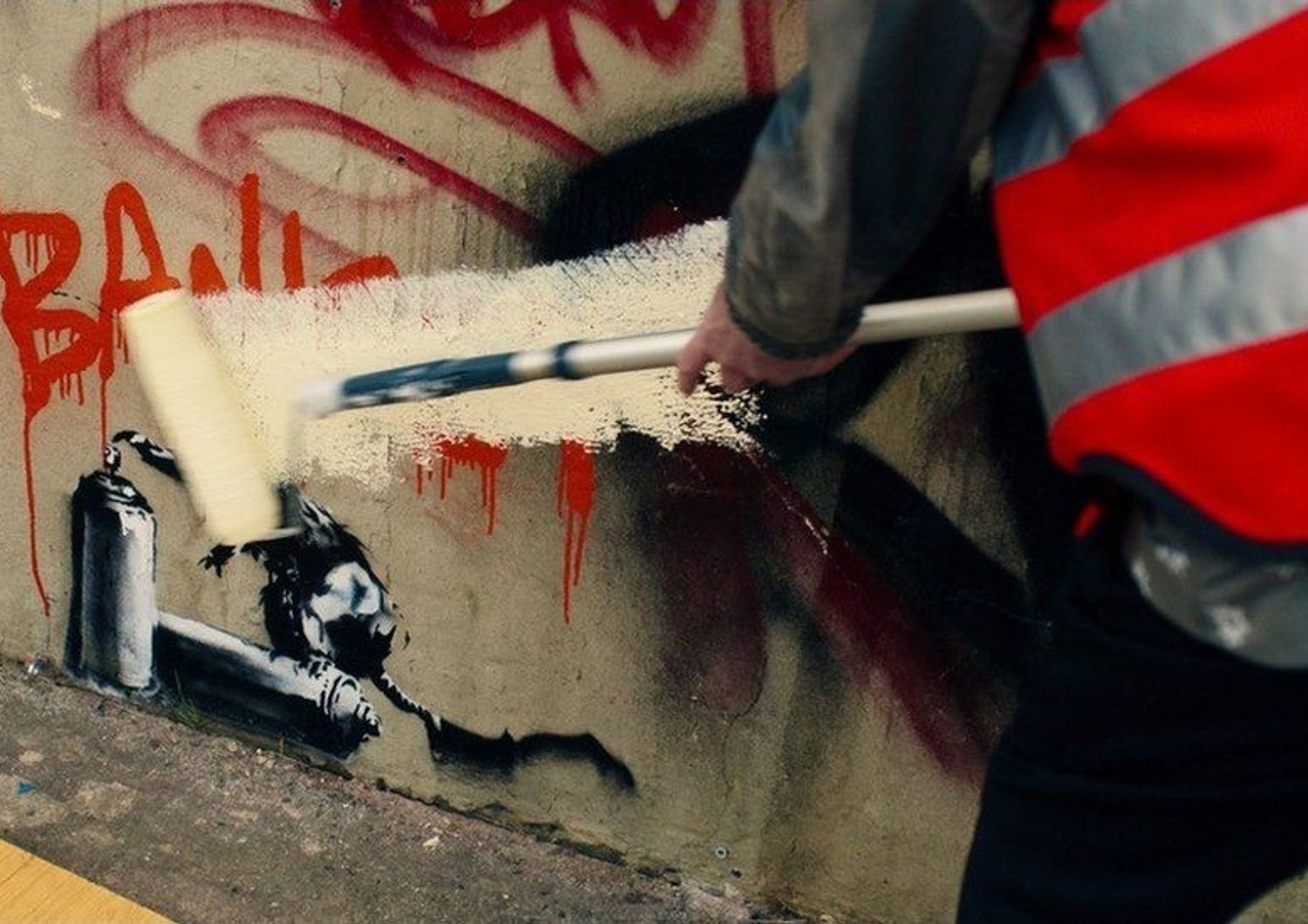 Il graffito di Banksy cancellato nella serie tv della Bbc