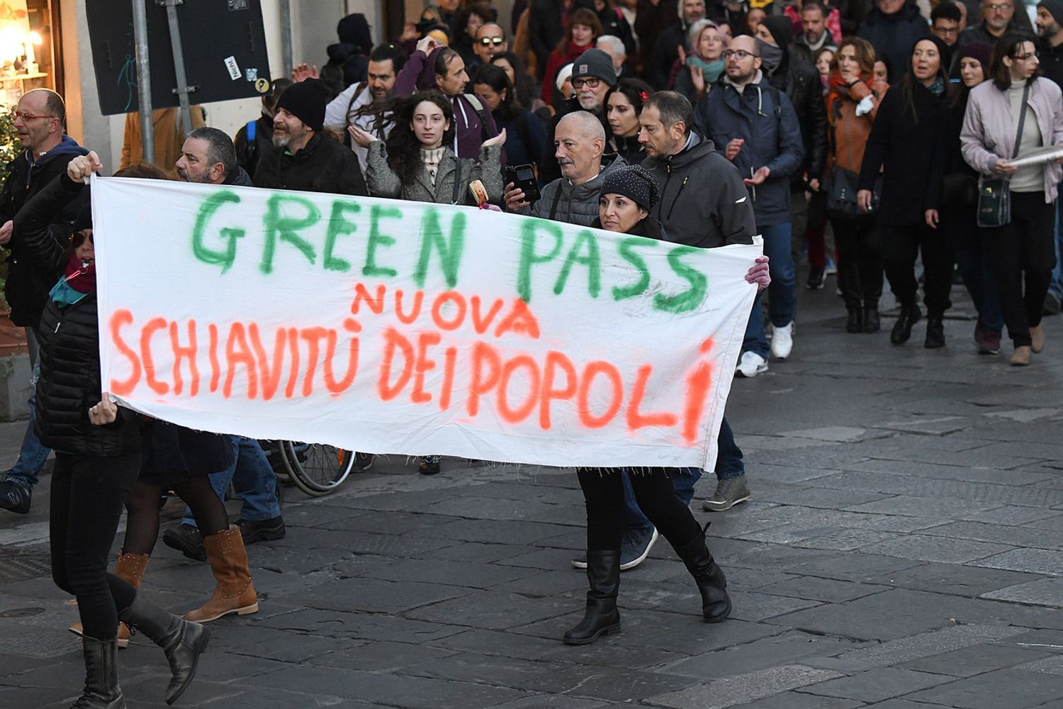 Una manifestazione contro il green pass
