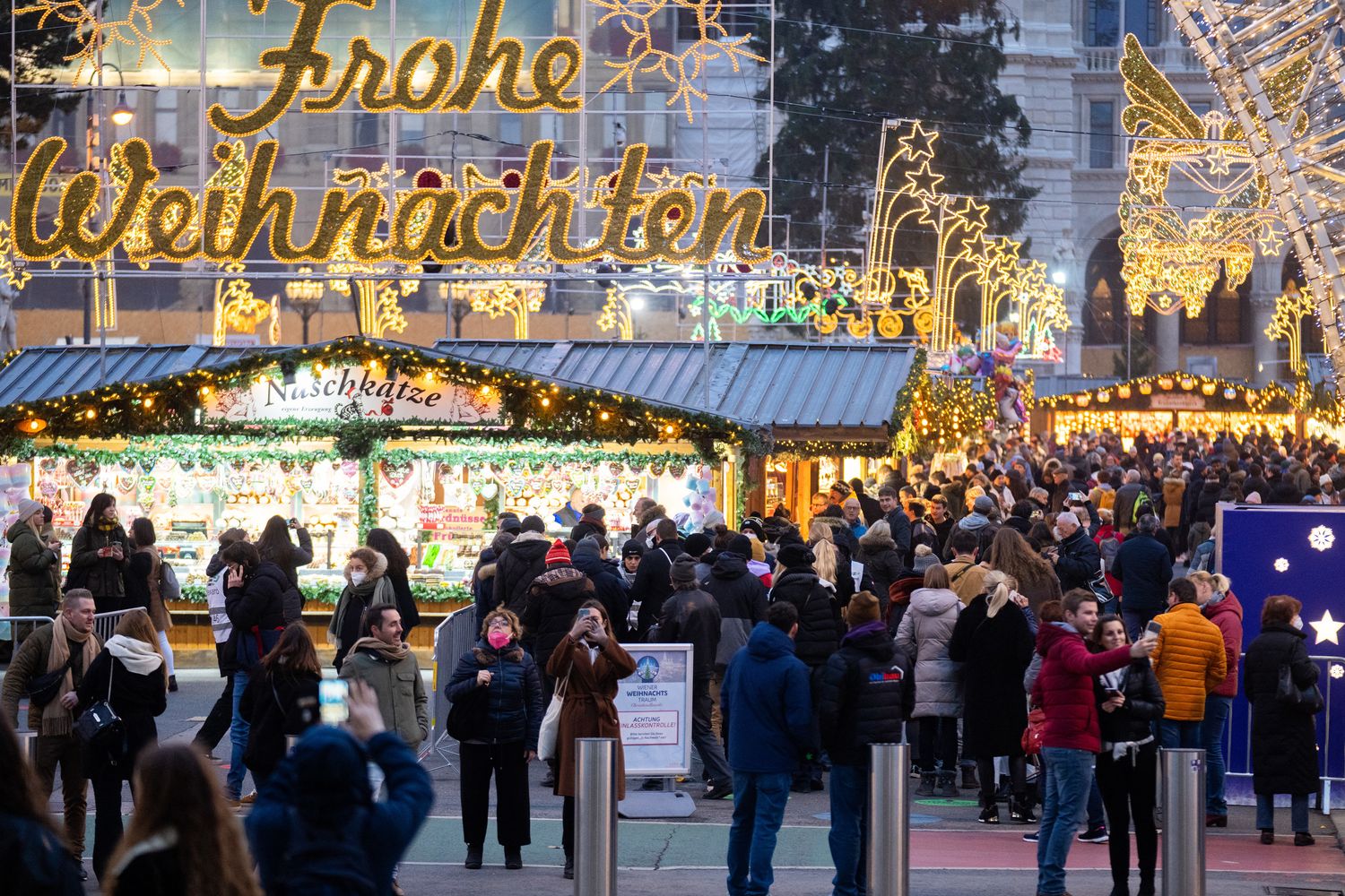 Il mercatino di Natale di Vienna &egrave; gi&agrave; allestito