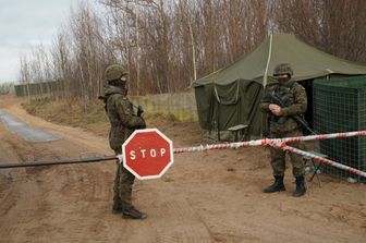 Soldati pattugliano il confine polacco con la Bielorussia&nbsp;