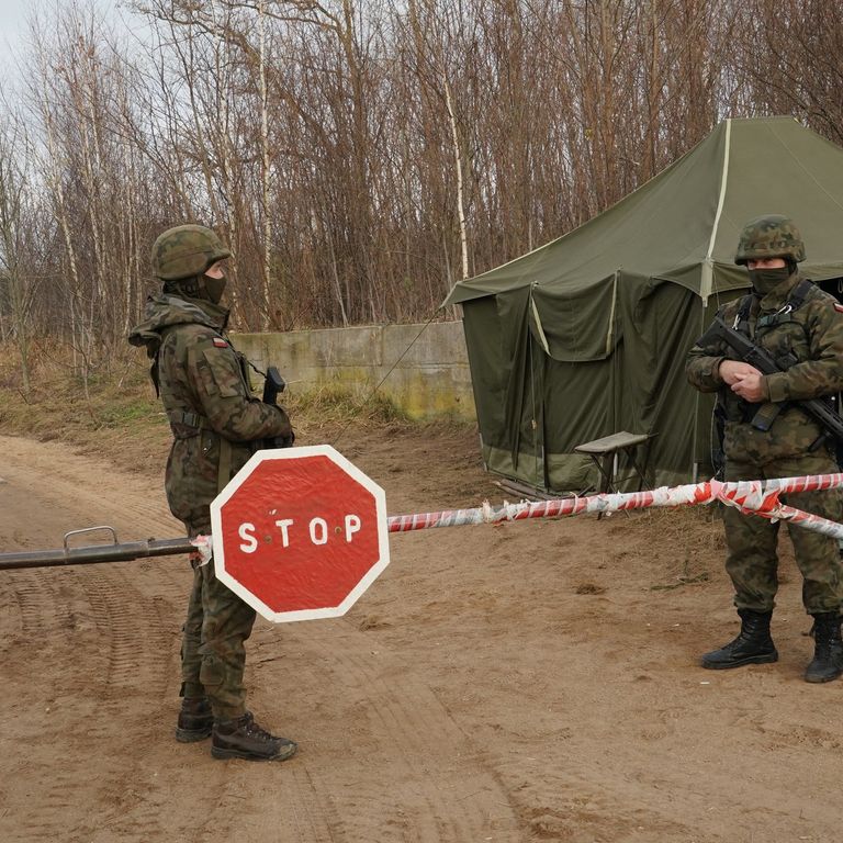 Soldati pattugliano il confine polacco con la Bielorussia&nbsp;