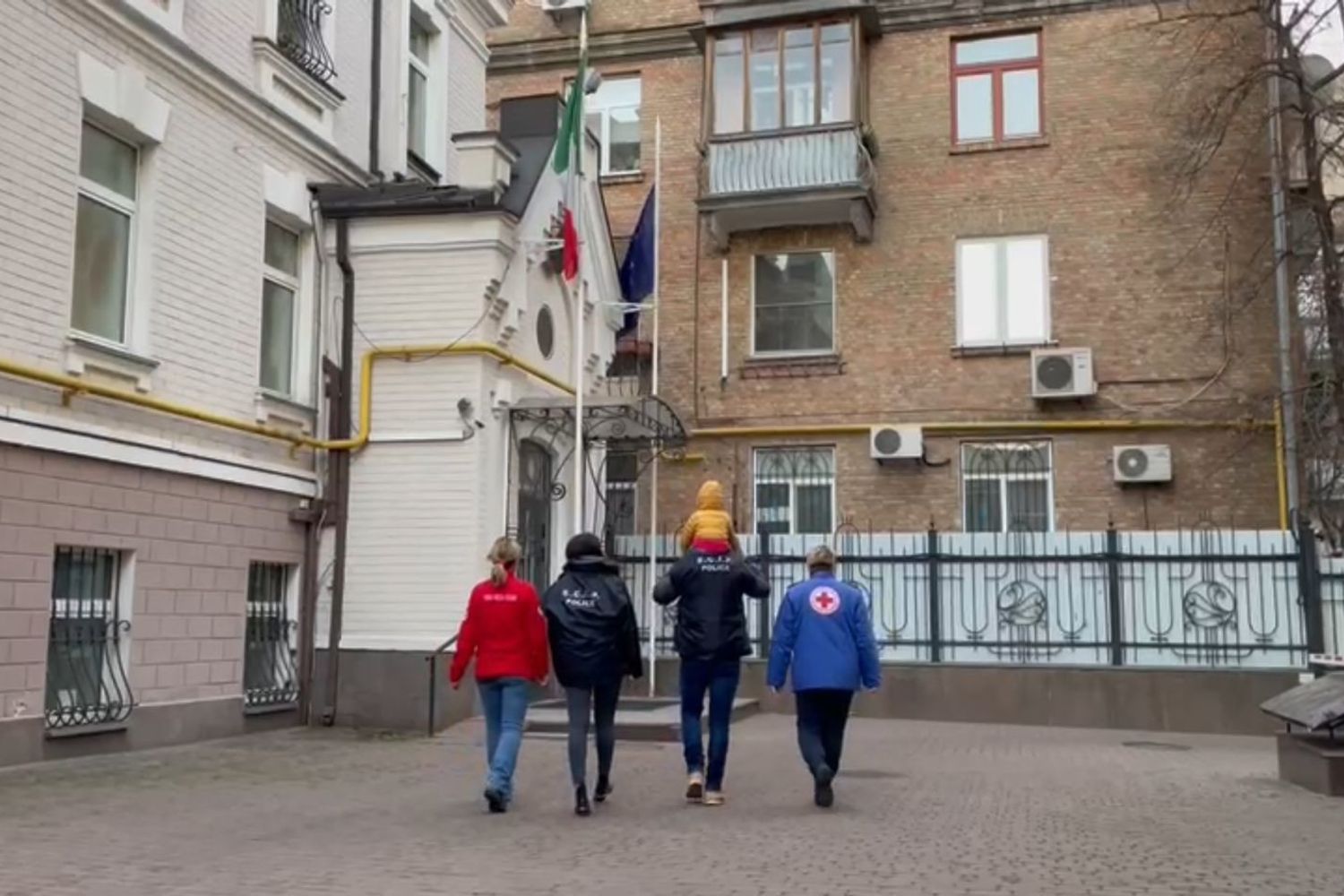 La bambina nata in Ucraina viene portata dagli agenti dello Scip e dal personale della Croce Rossa al consolato italiano a Kiev