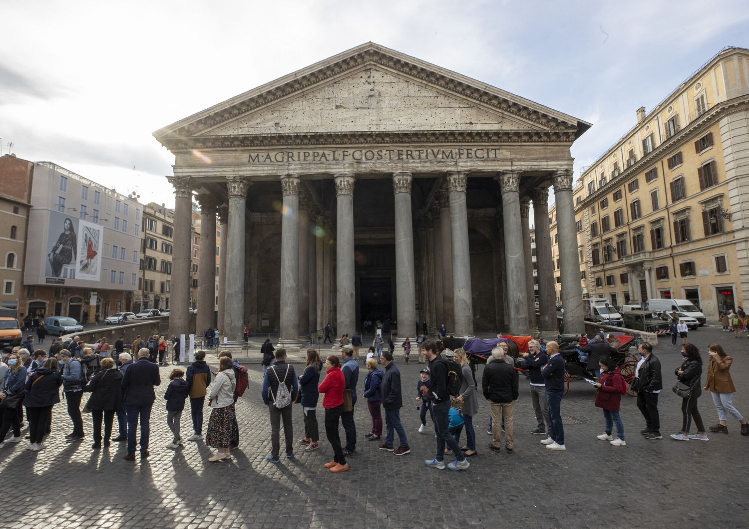 Turisti a Roma in fila per l'ingresso con il Green pass al Pantheon&nbsp;