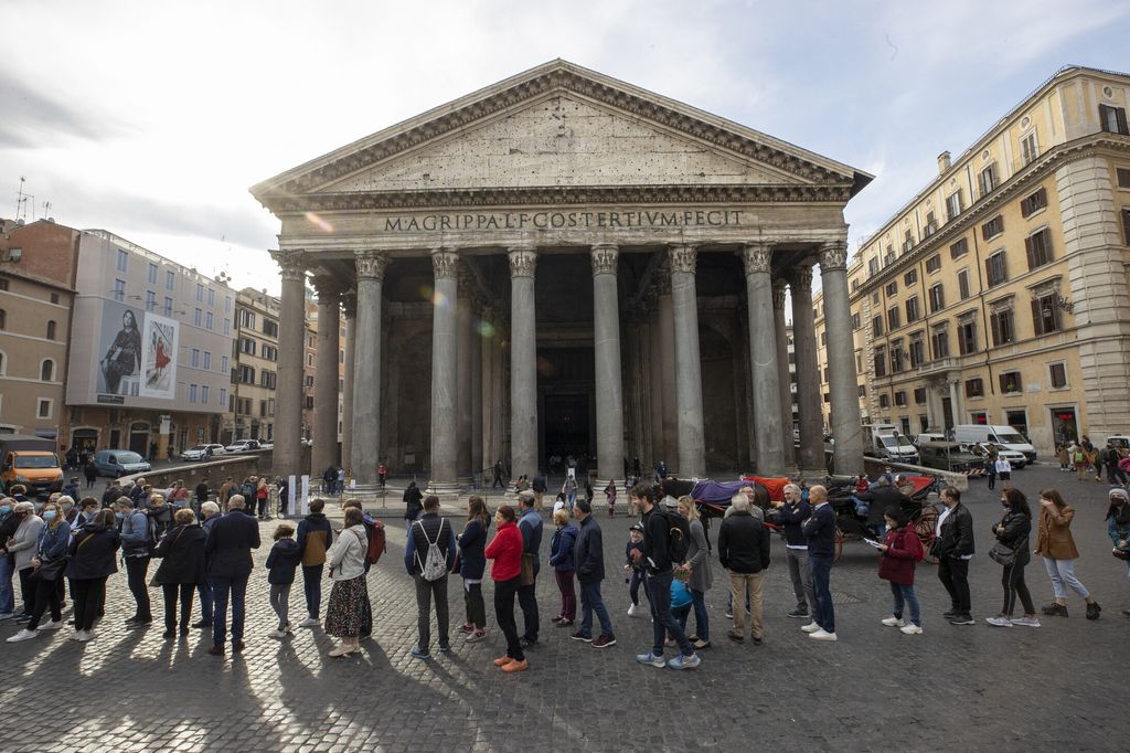 Turisti a Roma in fila per l'ingresso al Pantheon&nbsp;