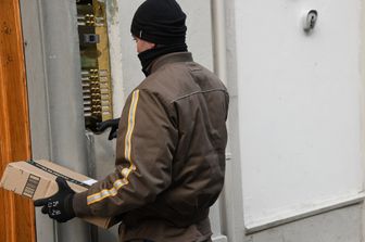 Corriere consegna un pacco Amazon&nbsp;