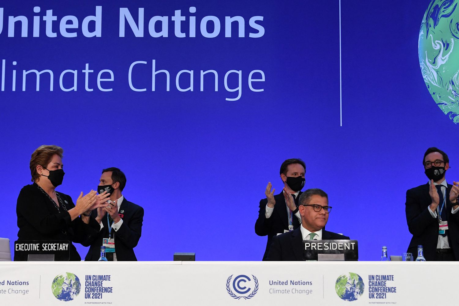 Il presidente britannico per la Cop26 Alok Sharma al termine del suo intervento conclusivo&nbsp;