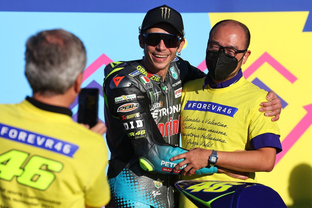 Vale Rossi col suo team al termine del Gp di Valencia