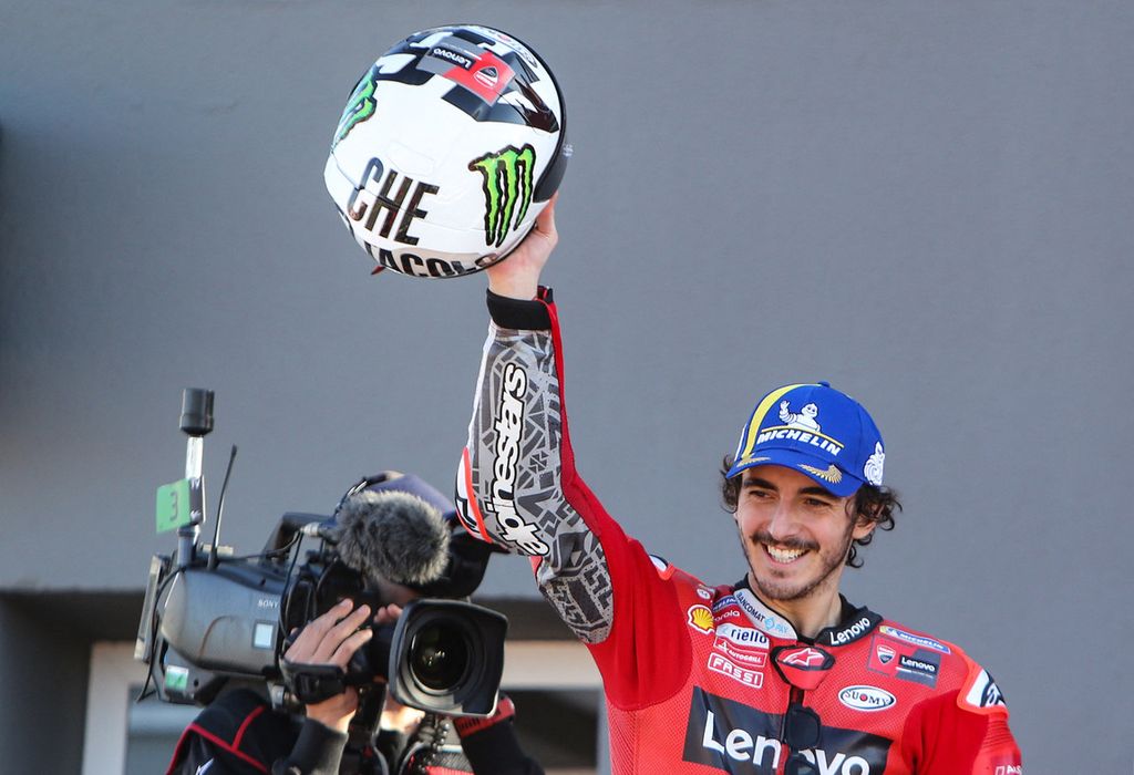Francesco Bagnaia saluta e celebra Valentino Rossi al termine del Gp di Valencia