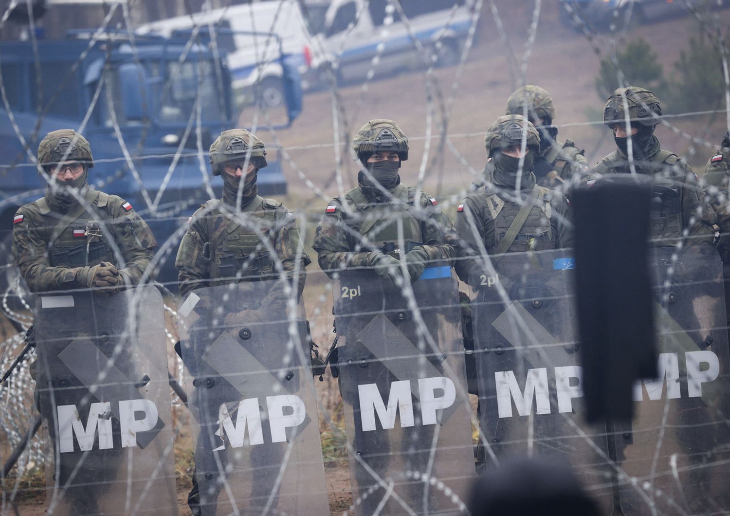 Militari schierati sul confine tra Bielorussia e Polonia