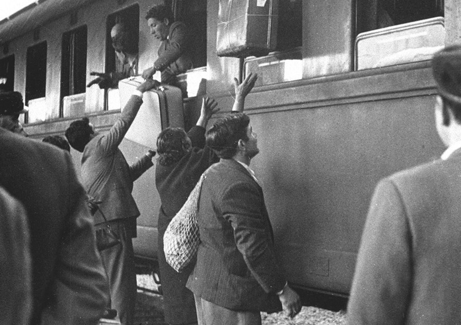 Migranti italiani in un'immagine d'epoca che risale al 1958