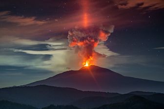 &nbsp;Il pilastro di luce dell'Etna, fotografato nel giugno del 2021