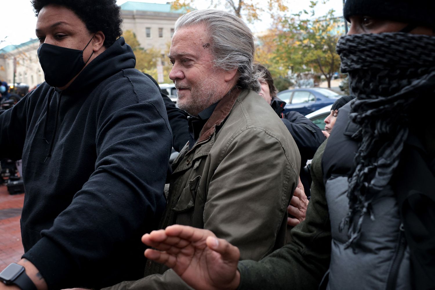 Steve Bannon arriva all'FBI