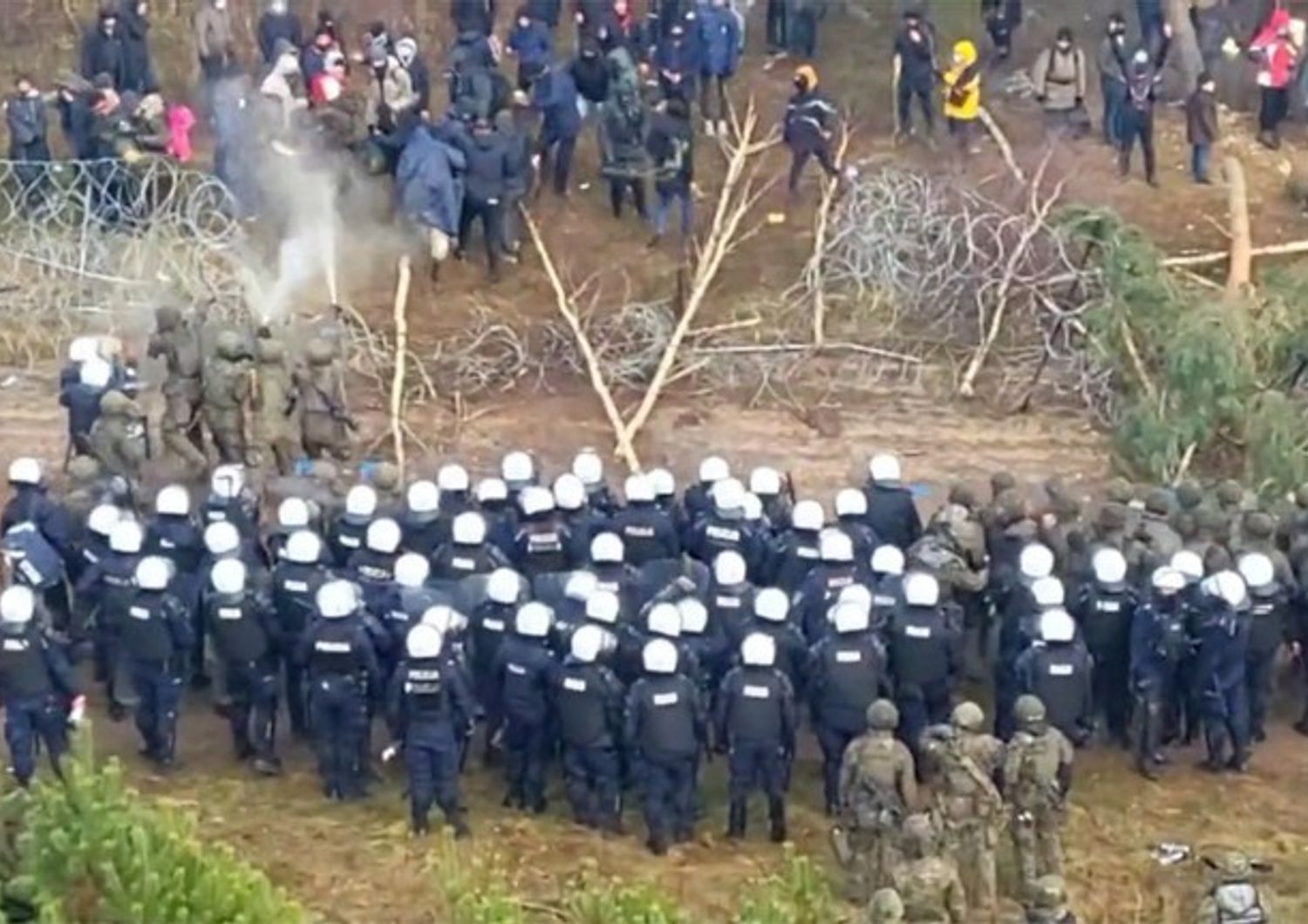 Scontri tra migranti e polizia polacca a Kuznica al confine con la Bielorussia&nbsp;