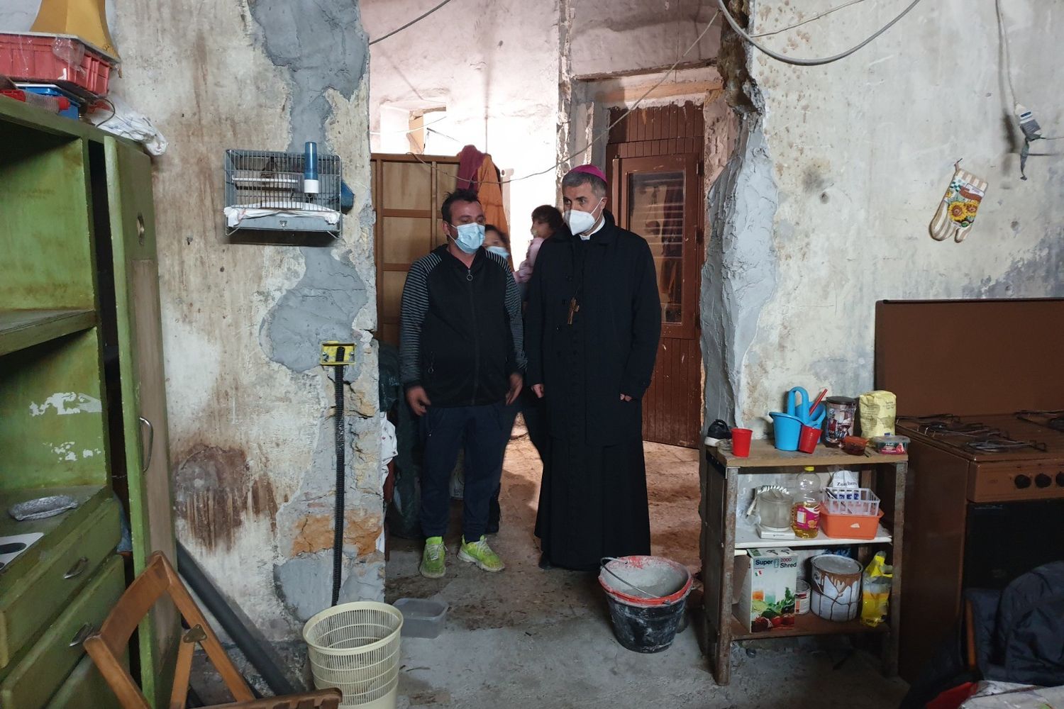 L'arcivescovo di Palermo Corrado Lorefice tra le strade e le case di Brancaccio