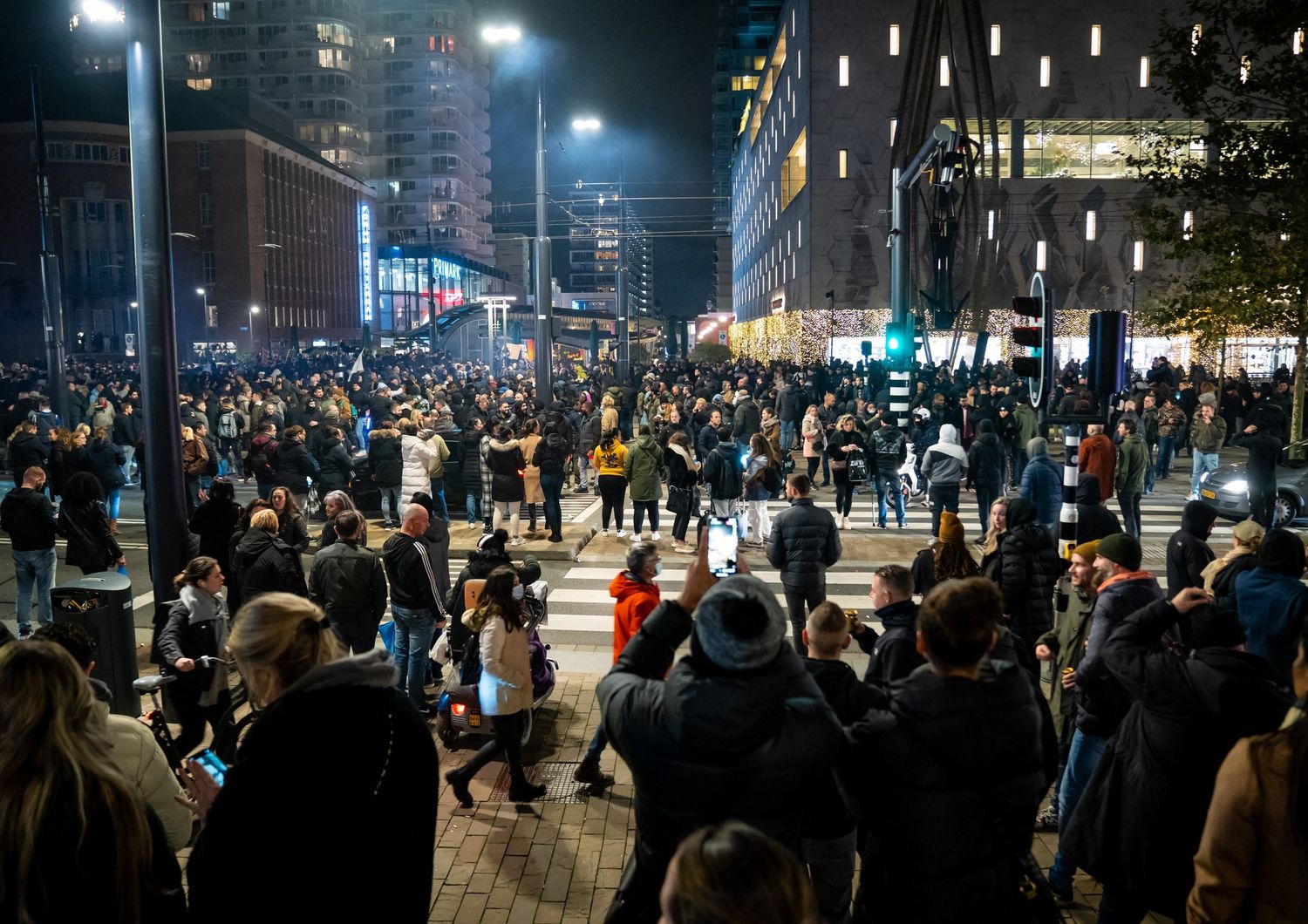Rotterdam spari su proteste no vax ci sono feriti