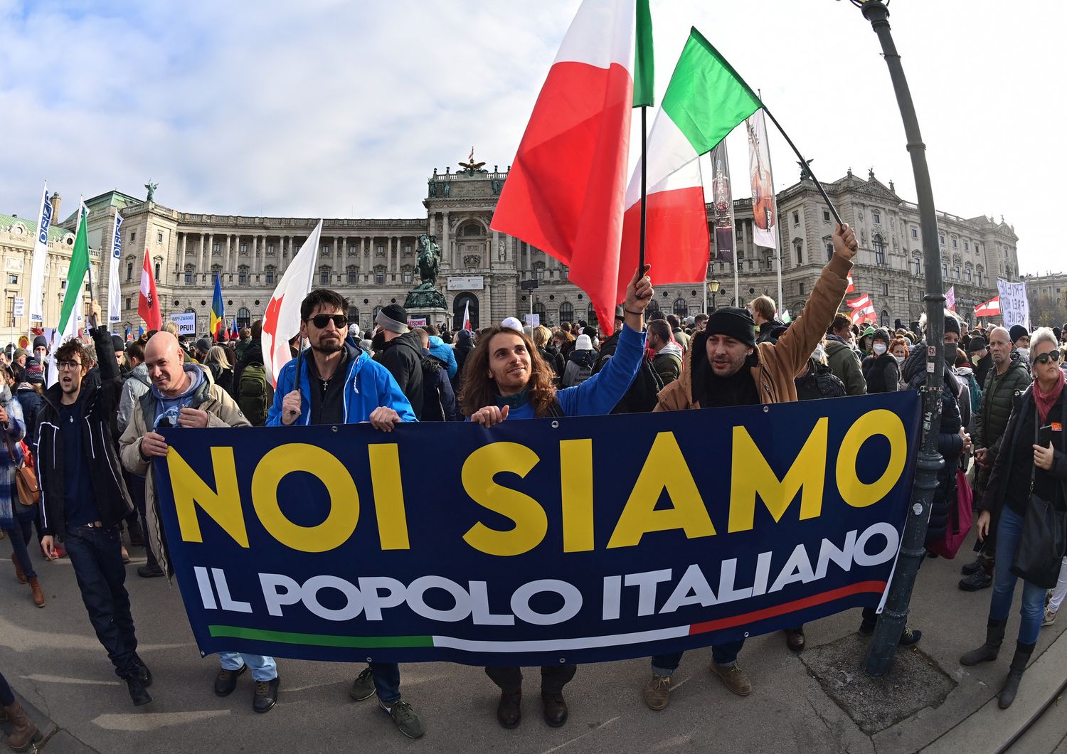 Migliaia in piazza a Vienna contro obbligo vaccino