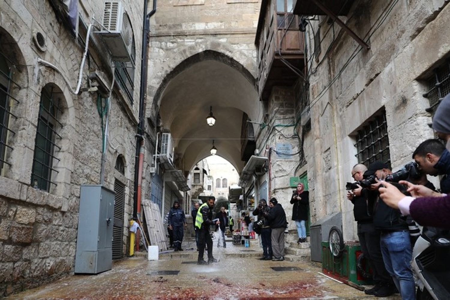 Gerusalemme, si ripulisce la strada dopo un attentato rivendicato da Hamas