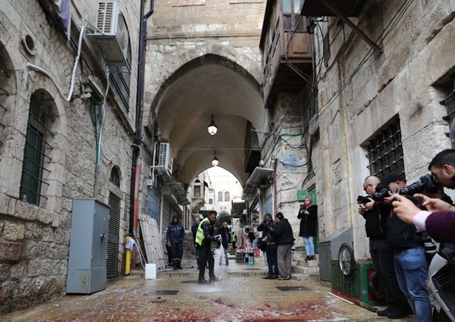 Gerusalemme, si ripulisce la strada dopo un attentato rivendicato da Hamas