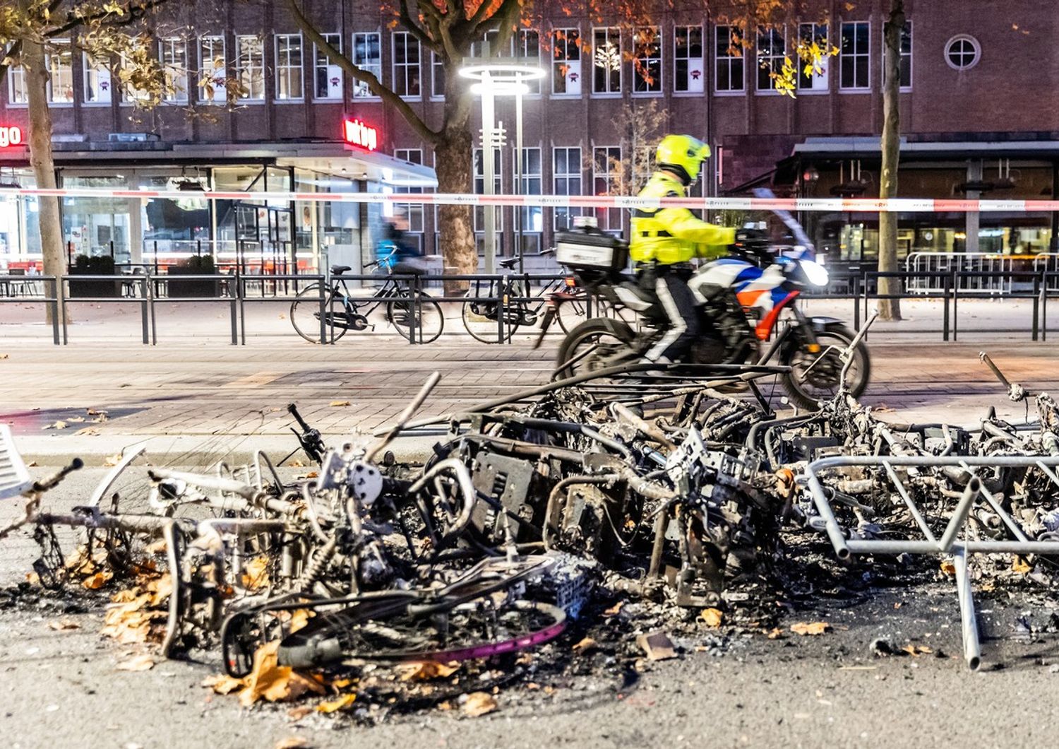 Auto incendiate a Rotterdam