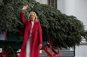 Jill Biden riceve albero di natale alla Casa Bianca