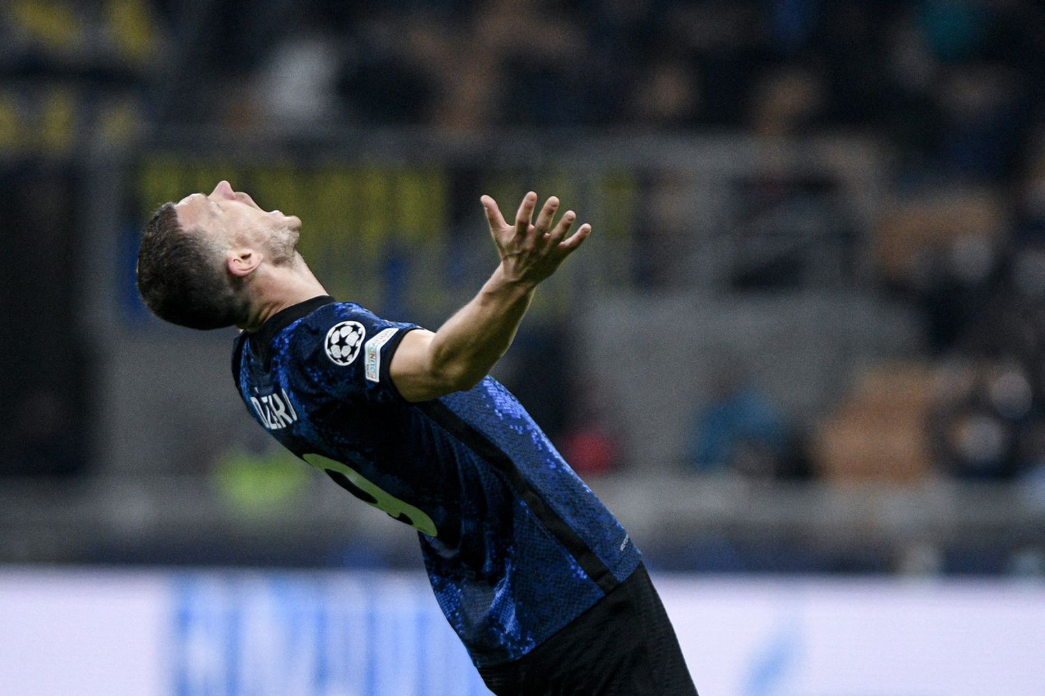 Edin Dzeko esulta dopo il primo gol