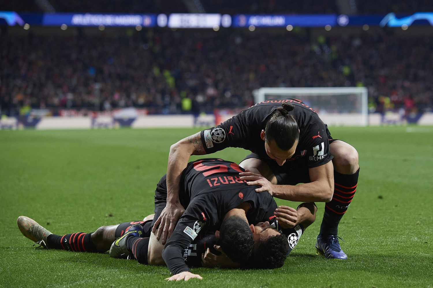 L'esultanza dei rossoneri dopo il gol di Messias all'87'