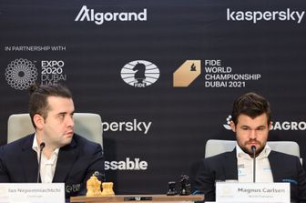 Ian Nepomniachtchi e Magnus Carlsen&nbsp;