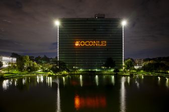 Palazzo Mattei a Roma si illumina di arancione per la giornata mondiale contro la violenza sulle donne&nbsp;