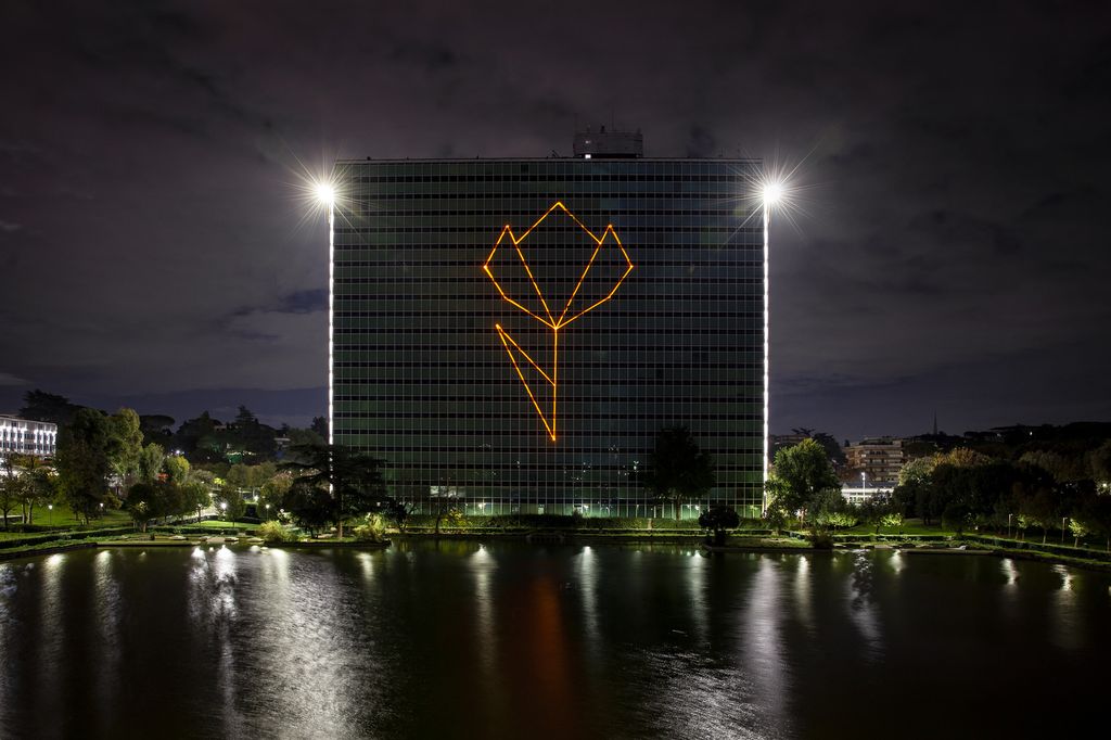 Palazzo Mattei a Roma si illumina di arancione per la giornata mondiale contro la violenza sulle donne&nbsp;