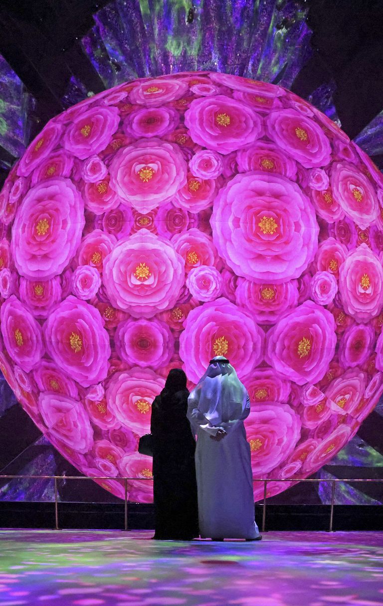 Sfera luminosa con fiori 