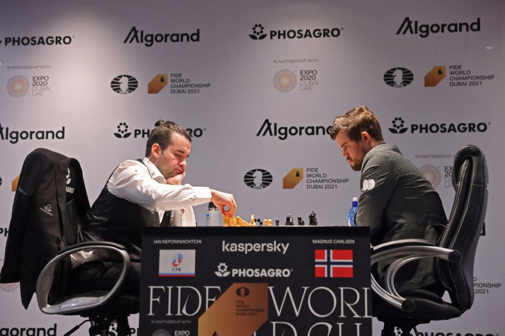Ian Nepomniachtchi e Magnus Carlsen&nbsp;