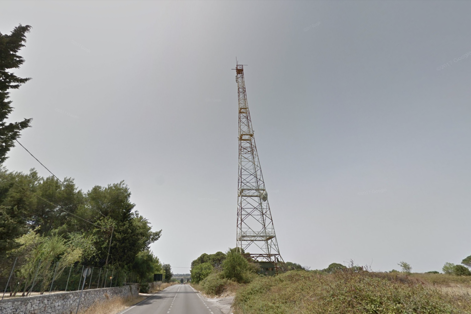 Il traliccio di Lecce vicino al quale &egrave; stato trovato un cadavere su un albero