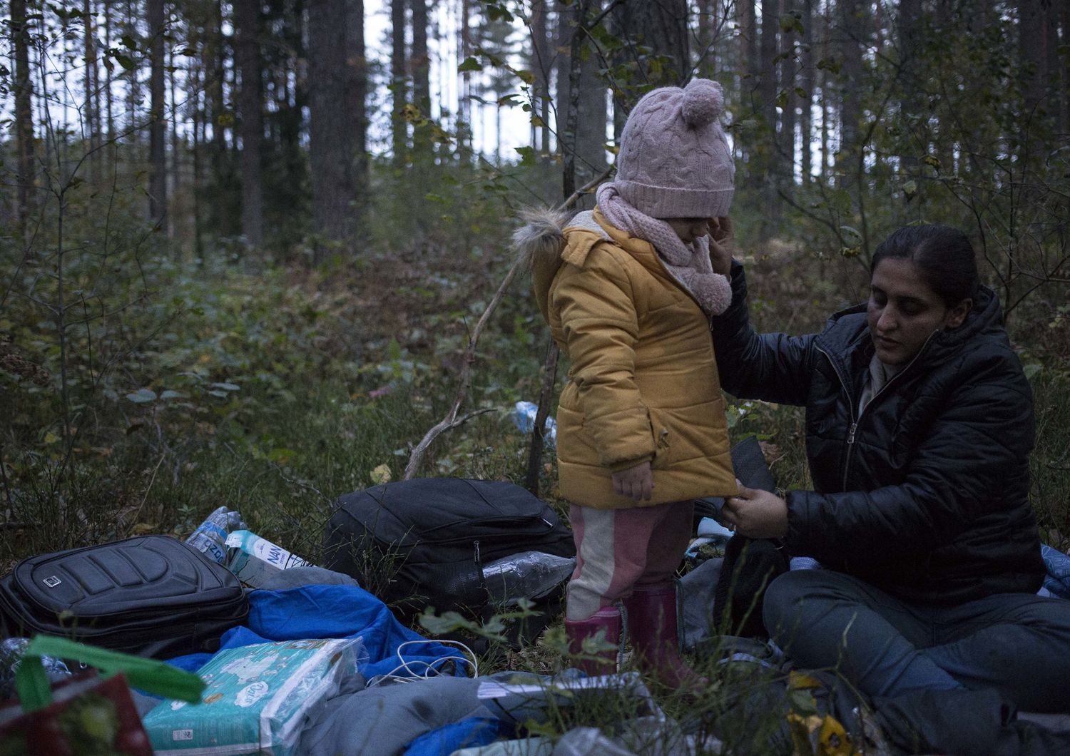Migranti nella foresta bielorussa al confine con la Polonia