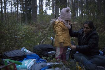 Migranti nella foresta bielorussa al confine con la Polonia