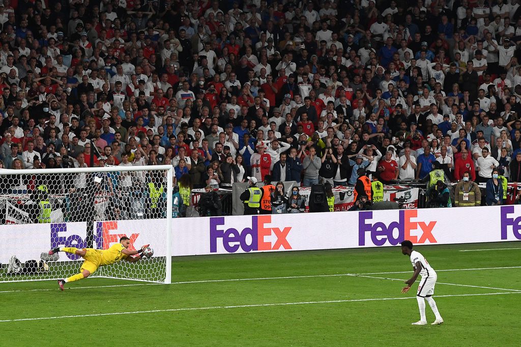 Donnarumma para il rigore decisivo dell'inglese Saka e d&agrave; il titolo europeo all'Italia