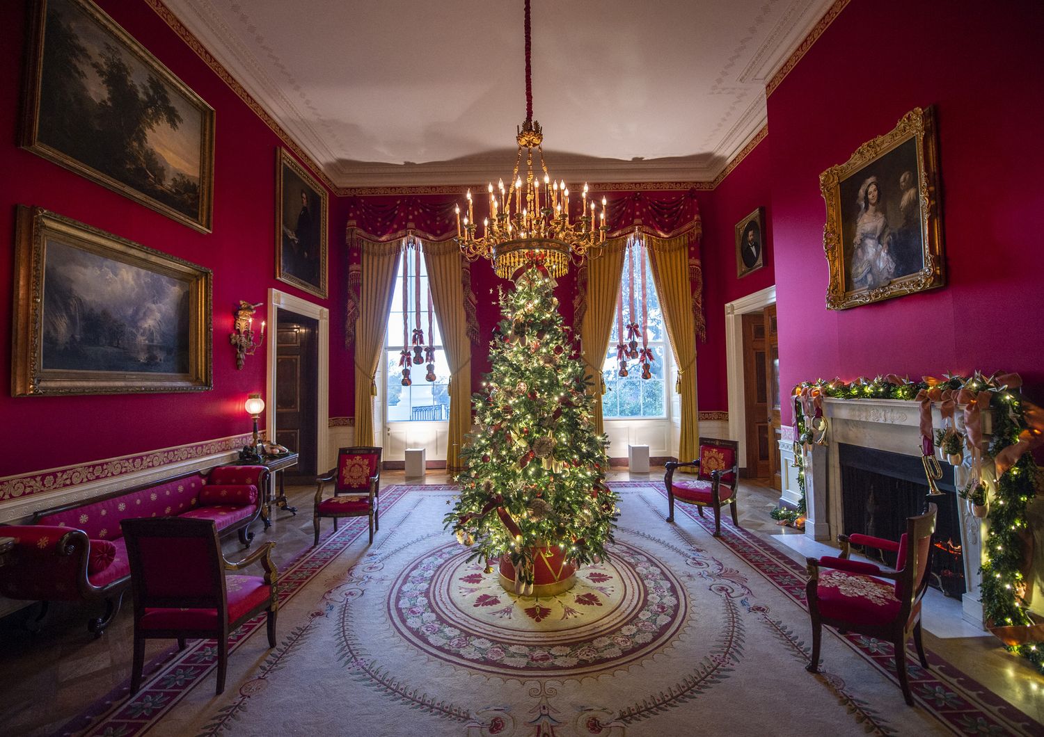 L'albero di Natale ideato dalla First Lady Jill Biden nella Red Room della Casa Bianca