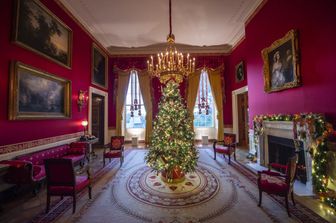 L'albero di Natale ideato dalla First Lady Jill Biden nella Red Room della Casa Bianca