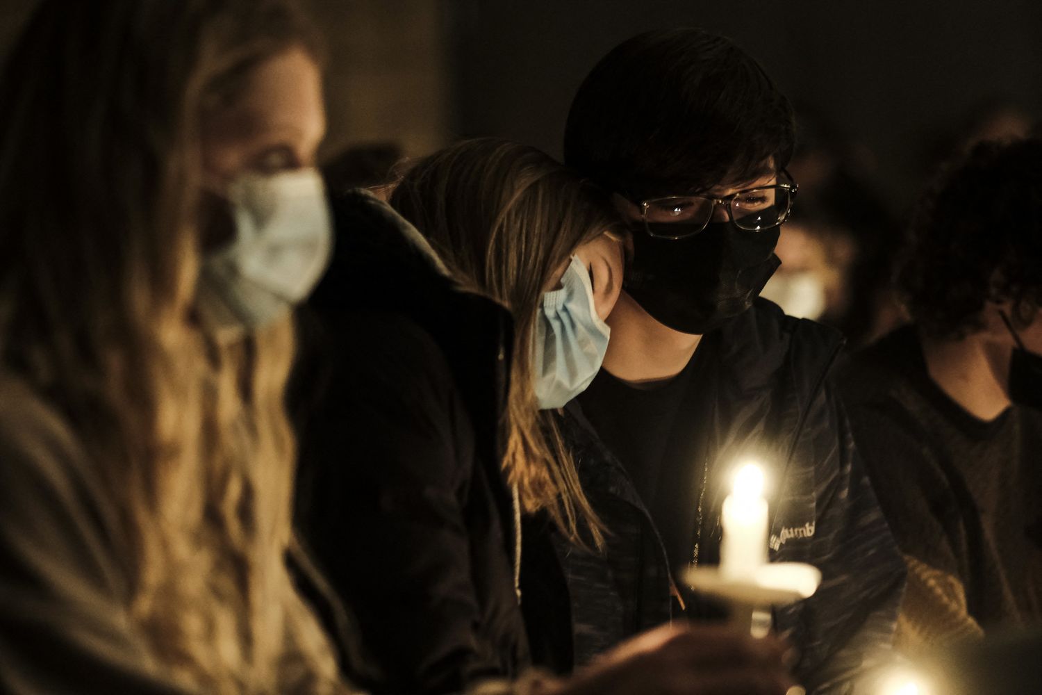 Studenti commemorano i morti della sparatoria in un liceo del Michigan