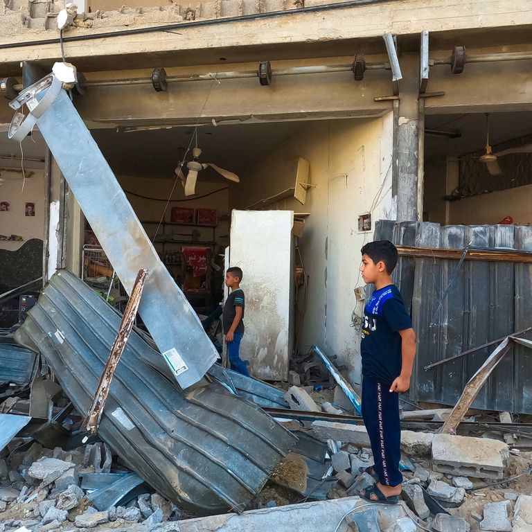 Bambini a Gaza dopo lo scoppio di una bomba